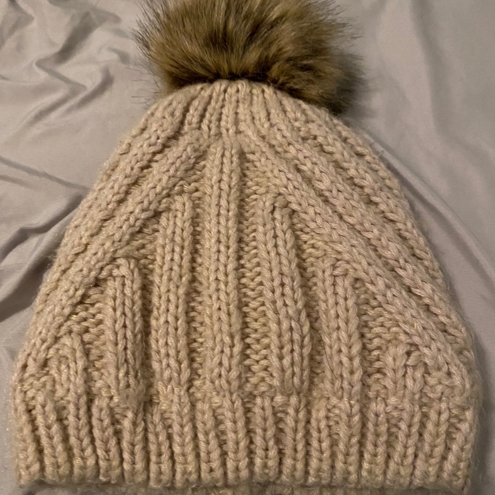 Cute beanie with puffball